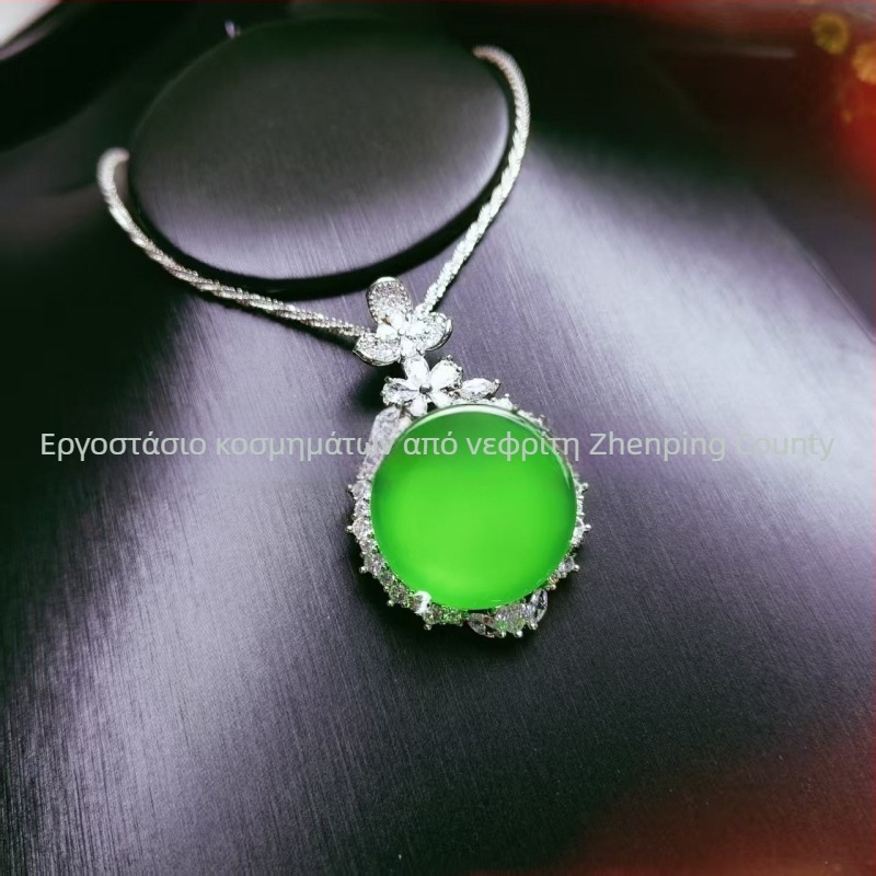 Φυσικός χαλκεδονίτης σε πράσινο τόνο, με ασημένια επίστρωση και ένθετες λεπτομέρειες, πολυτελές φυλαχτό ειρήνης, κολιέ σε κινεζικό στυλ.