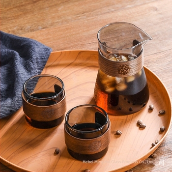 Γυάλινο σετ καφέ pour-over: κανάτα σε μορφή συννεφιάς, ποτήρι για κοινή χρήση και μετρητής — συμπαγές σετ από γυαλί μποροσίλιτικ