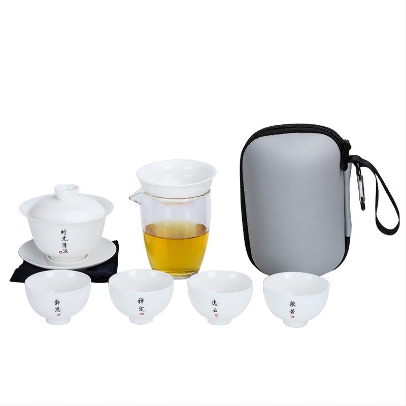 Μινιμαλιστικό πορσελάνινο σετ τσαγιού για ταξίδια — μία τσαγιέρα και τέσσερα φλιτζάνια, για εξωτερικούς χώρους, χωρίς δίσκο.