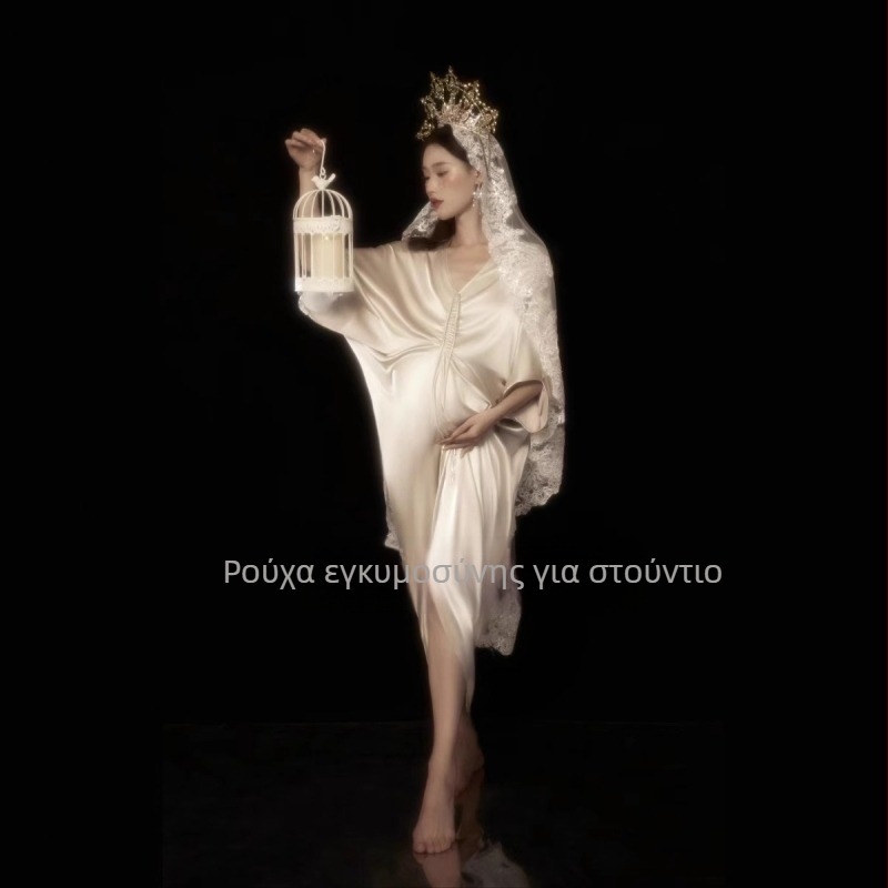 Φόρεμα εγκυμοσύνης με θέμα τη θεά της Ελλάδας σε σατέν απόχρωση σαμπάνια, για φωτογράφηση στούντιο, γαλλικό ρετρό καλλιτεχνικό ύφος