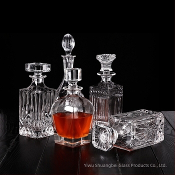 Ντεκαντέρ ουίσκι σε ευρωπαϊκό στυλ από κρύσταλλο γυαλί με ανάγλυφο σχέδιο και καπάκι