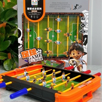Foosball σε τραπέζι για δύο — μίνι επιτραπέζιο παιχνίδι για παιδιά 4–6 ετών