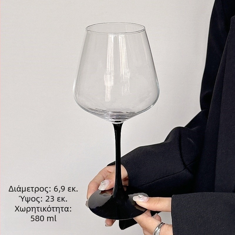 Ποτήρι κόκκινου κρασιού σε ευρωπαϊκό στυλ από κρύσταλλο, γομπλέτ με μαύρο παπιγιόν, κρασί Μπουργουνδίας