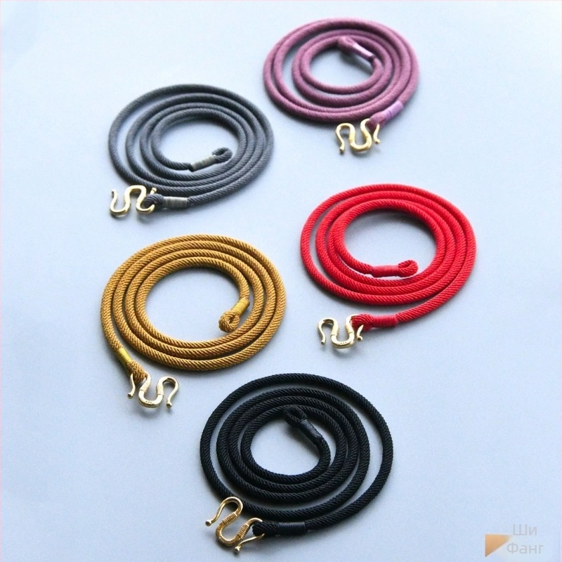 Μενταγιόν από χρυσό με ανθεκτικό κούμπωμα σε σχήμα W και ανθεκτικό κορδόνι για κρέμασμα, κατάλληλο για άνδρες και γυναίκες, εύκολο στην αφαίρεση, διαθέσιμο σε κόκκινο και κίτρινο