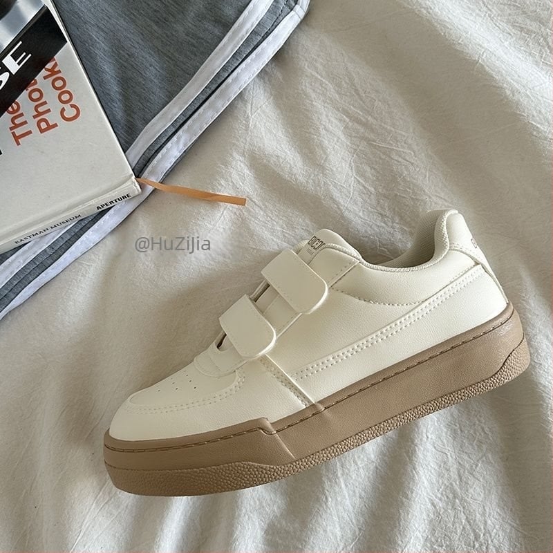 Άσπρα sneakers με Velcro, επάνω μέρος από συνθετικό δέρμα, χαμηλού ύψους, casual στυλ εμπνευσμένο από το Χονγκ Κονγκ, 2026 νέο μοντέλο