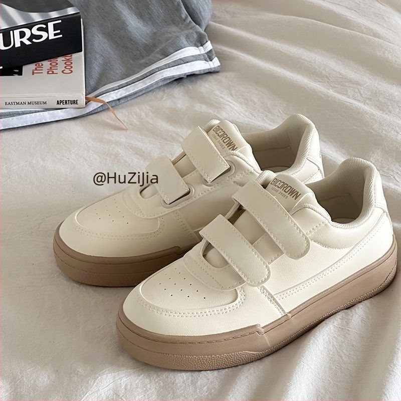 Άσπρα sneakers με Velcro, επάνω μέρος από συνθετικό δέρμα, χαμηλού ύψους, casual στυλ εμπνευσμένο από το Χονγκ Κονγκ, 2026 νέο μοντέλο