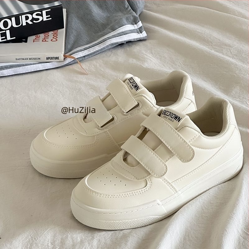 Άσπρα sneakers με Velcro, επάνω μέρος από συνθετικό δέρμα, χαμηλού ύψους, casual στυλ εμπνευσμένο από το Χονγκ Κονγκ, 2026 νέο μοντέλο