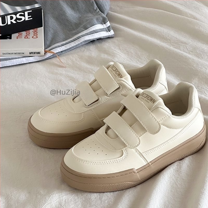 Άσπρα sneakers με Velcro, επάνω μέρος από συνθετικό δέρμα, χαμηλού ύψους, casual στυλ εμπνευσμένο από το Χονγκ Κονγκ, 2026 νέο μοντέλο