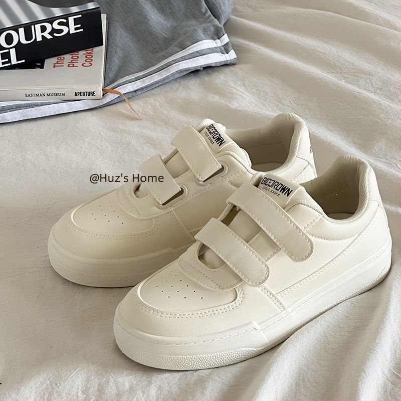 Άσπρα sneakers με Velcro, επάνω μέρος από συνθετικό δέρμα, χαμηλού ύψους, casual στυλ εμπνευσμένο από το Χονγκ Κονγκ, 2026 νέο μοντέλο