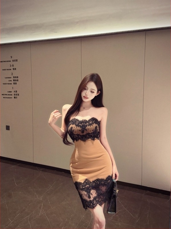 Φορμά strapless με αντίθεση χρωμάτων και δαντελένια λεπτομέρεια, ζώνη που τονίζει τη μέση για λεπτή σιλουέτα — κομψό κοντό φόρεμα καλοκαιρινό