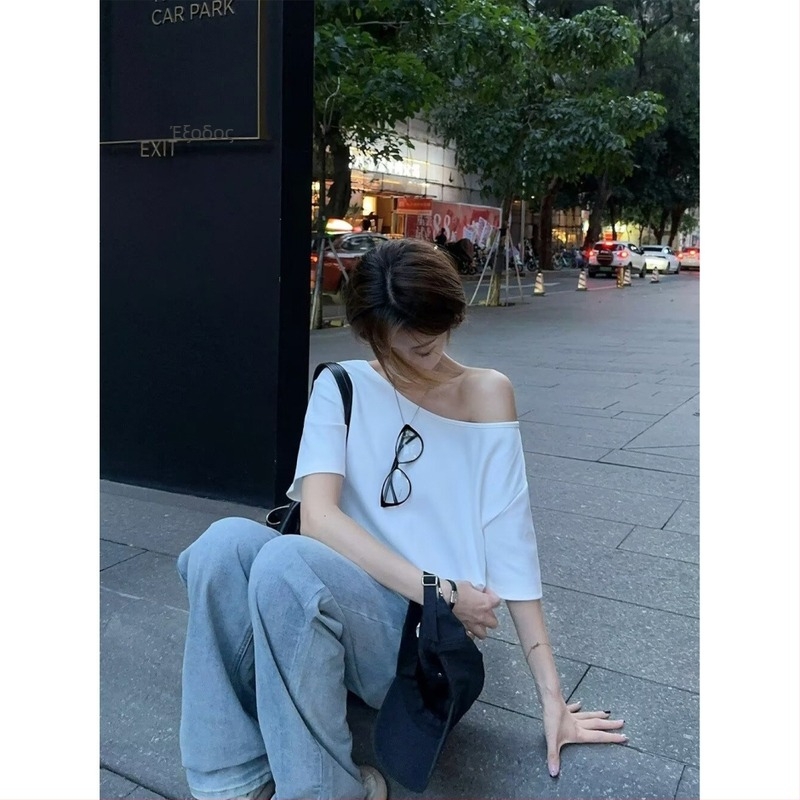 Γυναικείο T‑shirt με ασύμμετρο γιακά και κοντά μανίκια, κορεατικό στυλ, καλοκαίρι 2026, άνετη γραμμή, ριγέ σχέδιο