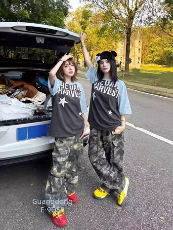 Γυναικείο κοντομάνικο T‑shirt σε αμερικανικό street style με αστέρι και χρωματικά μπλοκ, άνετη εφαρμογή, καλοκαίρι
