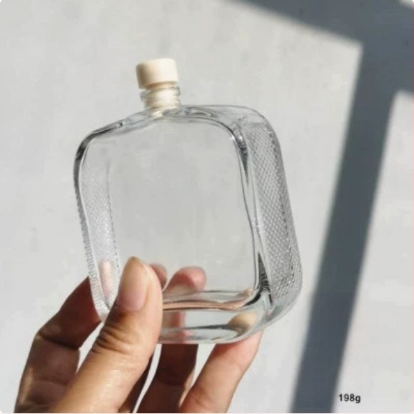 100 ml Διαφανής γυάλινη φιάλη επίπεδης τετράγωνης μορφής με μικρό στόμιο για οινοπνευματώδη, αρωματοθεραπεία, επαναγέμισμα αρωμάτων, καφέ και ποτά, κενή διακοσμητική φιάλη