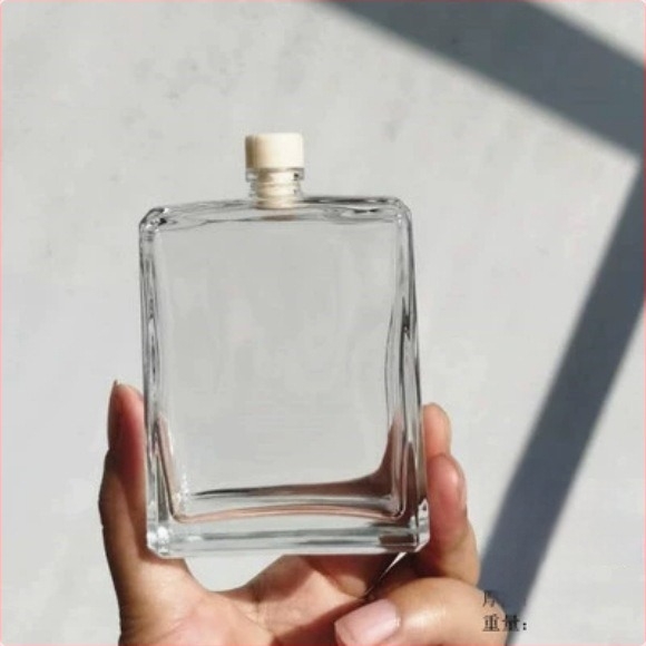 100 ml Διαφανής γυάλινη φιάλη επίπεδης τετράγωνης μορφής με μικρό στόμιο για οινοπνευματώδη, αρωματοθεραπεία, επαναγέμισμα αρωμάτων, καφέ και ποτά, κενή διακοσμητική φιάλη