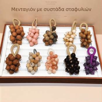 Πορφυρή συστάδα σταφυλιών με χειροποίητες χάντρες Bodhi — μάντρα από έξι λέξεις, αξεσουάρ για τσάντα και κλειδιά