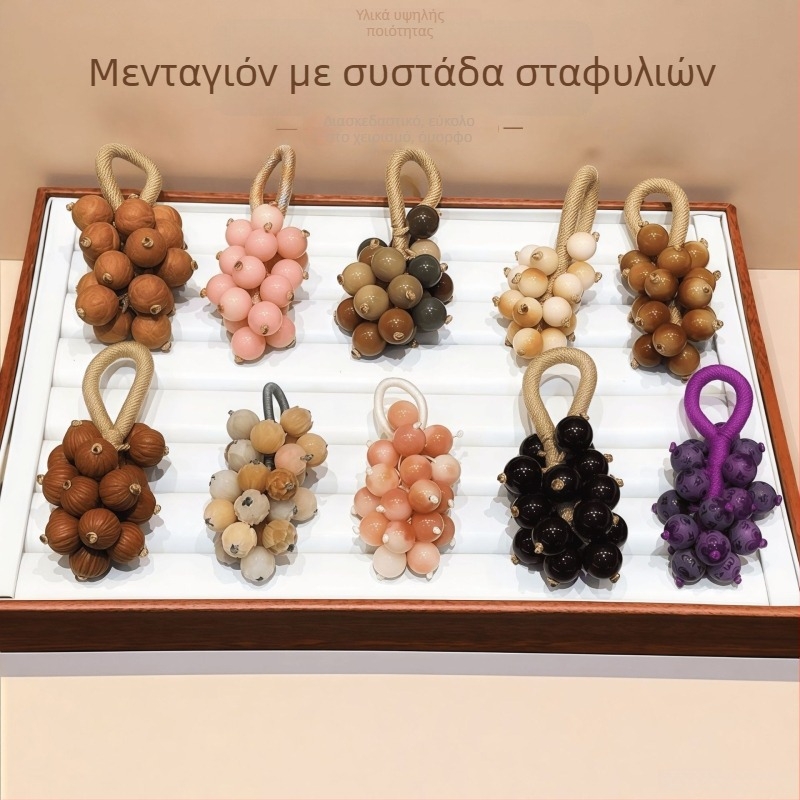 Πορφυρή συστάδα σταφυλιών με χειροποίητες χάντρες Bodhi — μάντρα από έξι λέξεις, αξεσουάρ για τσάντα και κλειδιά