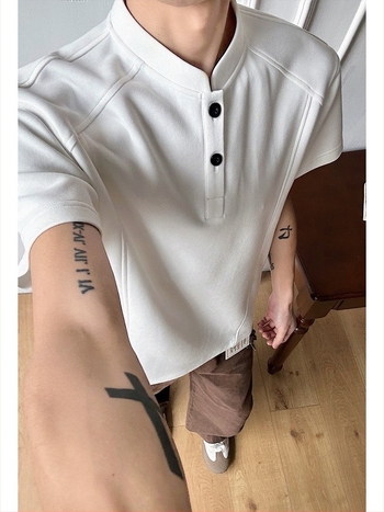 Αντρικό T‑shirt με Henley γιακά, καλοκαιρινό polo σε αμερικανικό street style, κοντά μανίκια