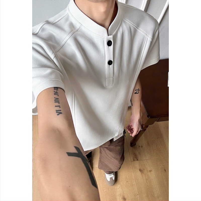 Αντρικό T‑shirt με Henley γιακά, καλοκαιρινό polo σε αμερικανικό street style, κοντά μανίκια