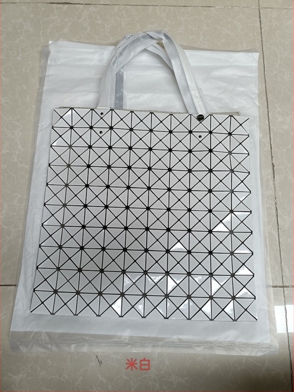 Τσάντα tote PVC με γεωμετρικό μοτίβο ρόμβου, μεγάλο μέγεθος, μαλακή κατασκευή, επένδυση πολυεστέρα, εσωτερικές τσέπες: τσέπη με φερμουάρ, θήκη κινητού και διαχωριστική θήκη με φερμουάρ.
