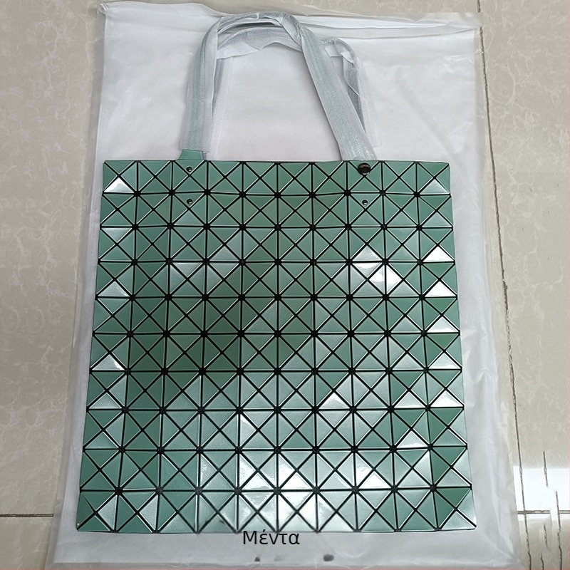 Τσάντα tote PVC με γεωμετρικό μοτίβο ρόμβου, μεγάλο μέγεθος, μαλακή κατασκευή, επένδυση πολυεστέρα, εσωτερικές τσέπες: τσέπη με φερμουάρ, θήκη κινητού και διαχωριστική θήκη με φερμουάρ.