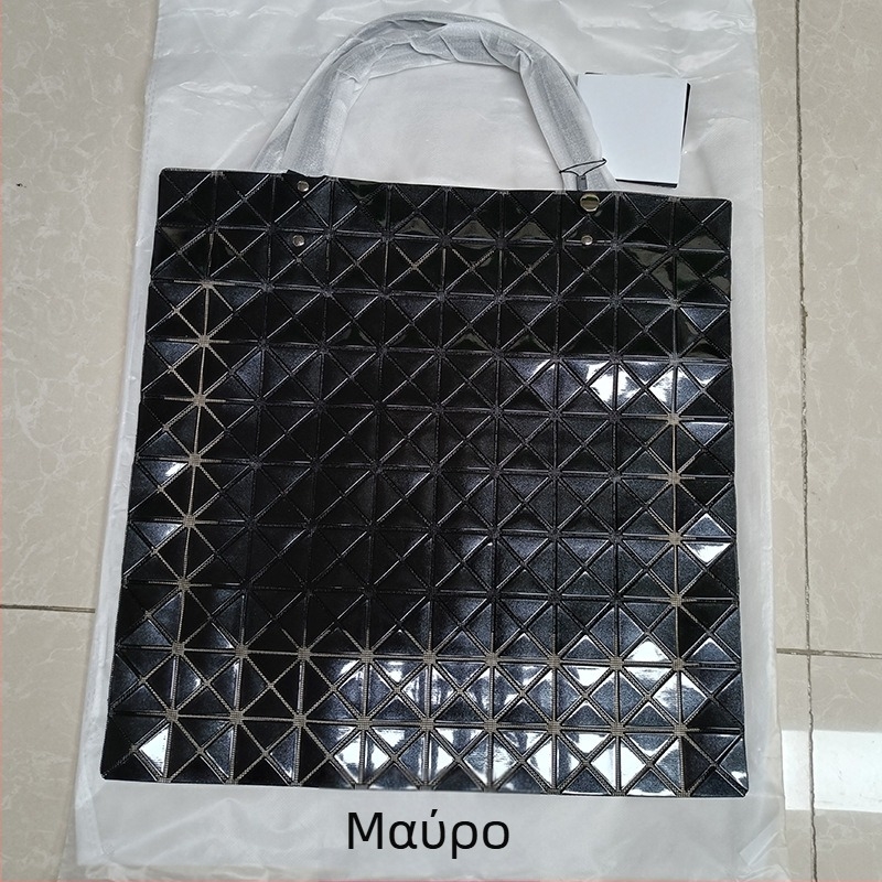 Τσάντα tote PVC με γεωμετρικό μοτίβο ρόμβου, μεγάλο μέγεθος, μαλακή κατασκευή, επένδυση πολυεστέρα, εσωτερικές τσέπες: τσέπη με φερμουάρ, θήκη κινητού και διαχωριστική θήκη με φερμουάρ.