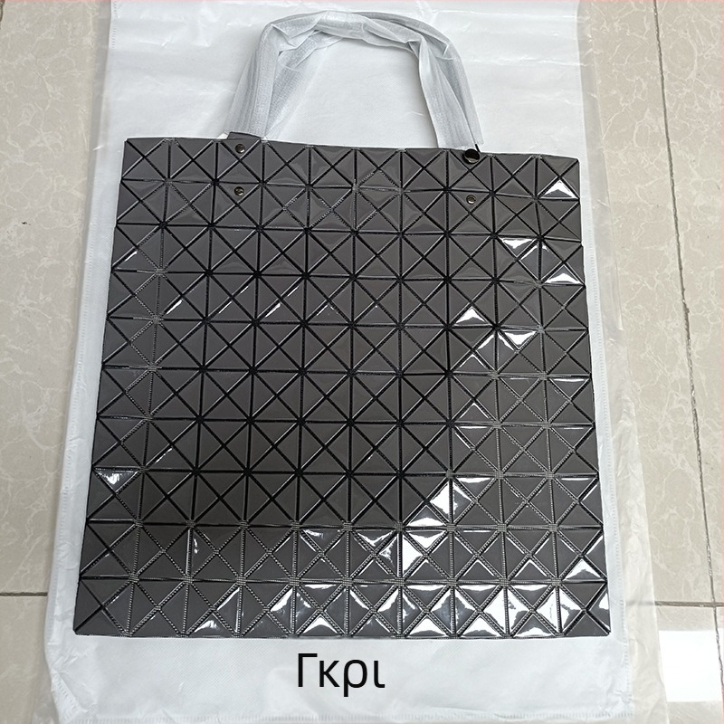 Τσάντα tote PVC με γεωμετρικό μοτίβο ρόμβου, μεγάλο μέγεθος, μαλακή κατασκευή, επένδυση πολυεστέρα, εσωτερικές τσέπες: τσέπη με φερμουάρ, θήκη κινητού και διαχωριστική θήκη με φερμουάρ.
