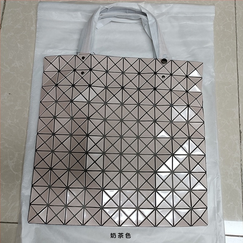 Τσάντα tote PVC με γεωμετρικό μοτίβο ρόμβου, μεγάλο μέγεθος, μαλακή κατασκευή, επένδυση πολυεστέρα, εσωτερικές τσέπες: τσέπη με φερμουάρ, θήκη κινητού και διαχωριστική θήκη με φερμουάρ.