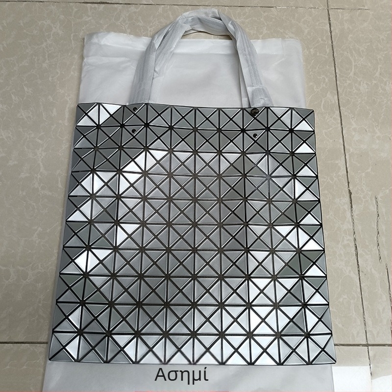 Τσάντα tote PVC με γεωμετρικό μοτίβο ρόμβου, μεγάλο μέγεθος, μαλακή κατασκευή, επένδυση πολυεστέρα, εσωτερικές τσέπες: τσέπη με φερμουάρ, θήκη κινητού και διαχωριστική θήκη με φερμουάρ.