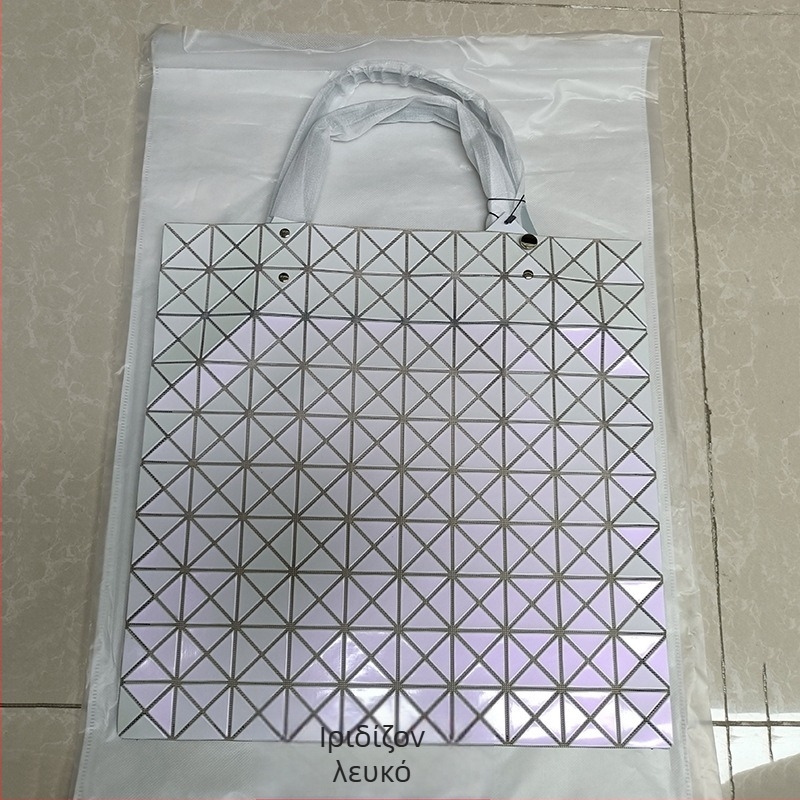 Τσάντα tote PVC με γεωμετρικό μοτίβο ρόμβου, μεγάλο μέγεθος, μαλακή κατασκευή, επένδυση πολυεστέρα, εσωτερικές τσέπες: τσέπη με φερμουάρ, θήκη κινητού και διαχωριστική θήκη με φερμουάρ.
