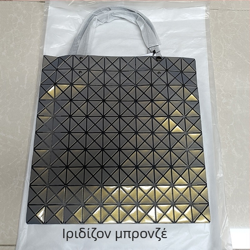 Τσάντα tote PVC με γεωμετρικό μοτίβο ρόμβου, μεγάλο μέγεθος, μαλακή κατασκευή, επένδυση πολυεστέρα, εσωτερικές τσέπες: τσέπη με φερμουάρ, θήκη κινητού και διαχωριστική θήκη με φερμουάρ.