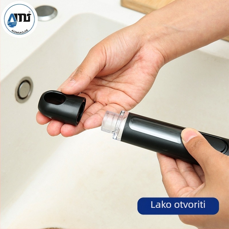 Četka za lonce s dugom drškom napunjena tekućinom za dekontaminaciju i čišćenje kuhinjskog štednjaka, četka za lonce i pranje posuđa, četka od čelične vune, četka za tave s neprianjajućim slojem