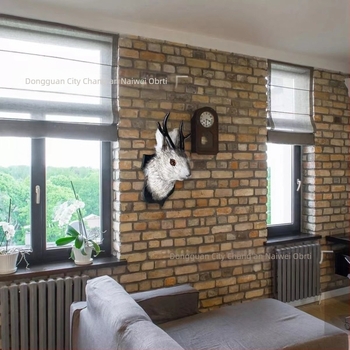 Nezavisna postaja Eksplozivni zec s rogovima Tradicionalna preparacija na crnim drvenim pločicama Ukrasi za poklone za useljenje