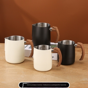 Prekogranična FCM certificirana šalica za kavu Latte Art od nehrđajućeg čelika s ručkom od drvenih zrna i unutarnjom skalom, zadebljanim šiljastim ustima, cilindar za Latte Art na zalihi