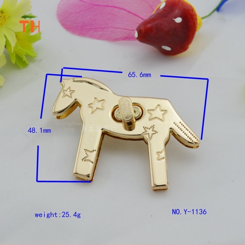 Proizvođači isporučuju pribor za ženske torbe od legure cinka, pribor za prtljagu s okretnim zatvaračem, pony twist lock svijetlo zlatni, veleprodaja