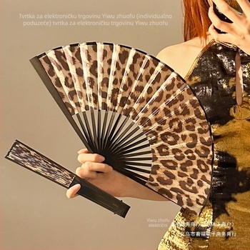 Ljetni sklopivi ventilator za ples Prijenosni ventilator od bambusa Cheongsam ventilator od bambusa Sklopivi ventilator od bambusa Mamian suknja Hanfu s leopard printom Prijenosni
