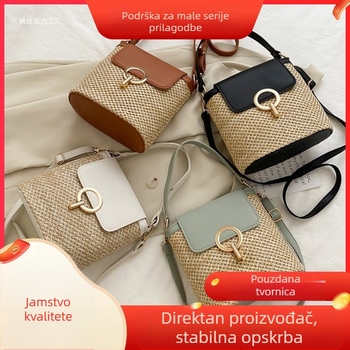 Ženska crossbody torbica – urbana jednostavnost, slamnat materijal, okrugli oblik, zaključavanje, pretinac za telefon iznutra