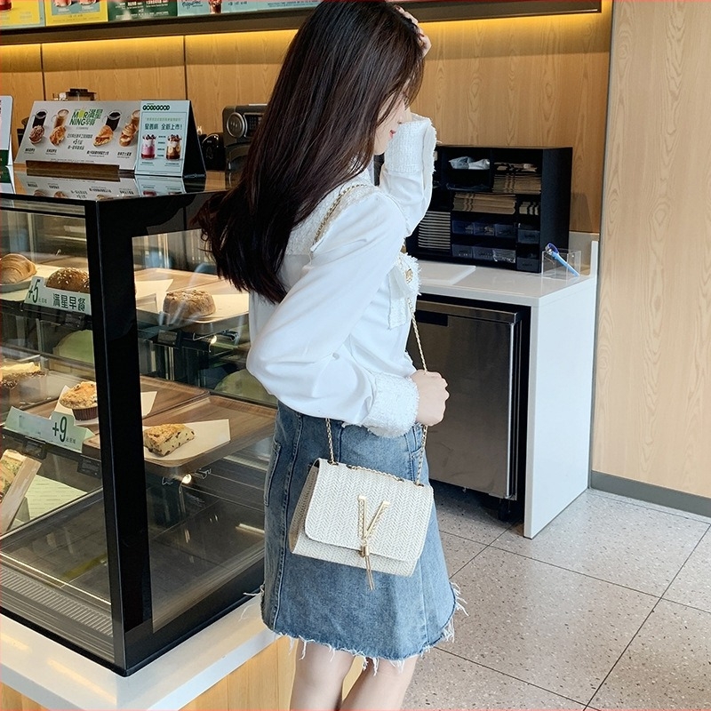 Ženska PU kožna kvadratna torba s lančanim remenom, metalnim kićankama i zatvaranjem poklopca