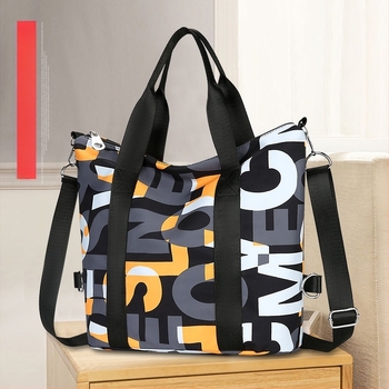 Torba tote od Oxford tkanine, poliesterna podstava, vodoravni kvadratni oblik, zatvaranje zatvaračem i tri naramenice.