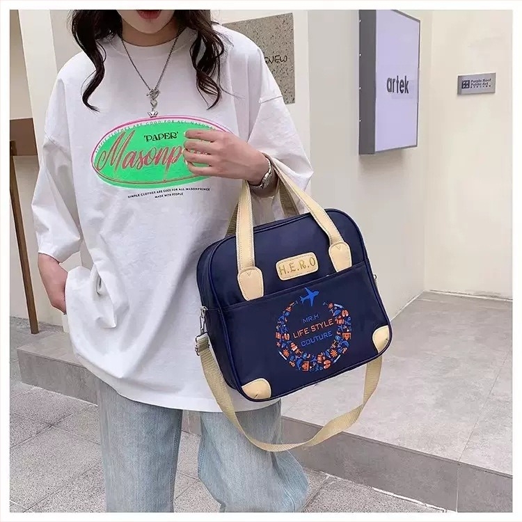 Kompaktna putna torba s crossbody remenom, vodootporan Oxford materijal, kapacitet ispod 20L, ultra lagana i sklopiva