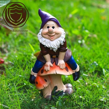 Ukrasna figura od smole za vrt, patuljak jaše gljivu, vanjska dekoracija; idealan poklon za rođendan ili Božić