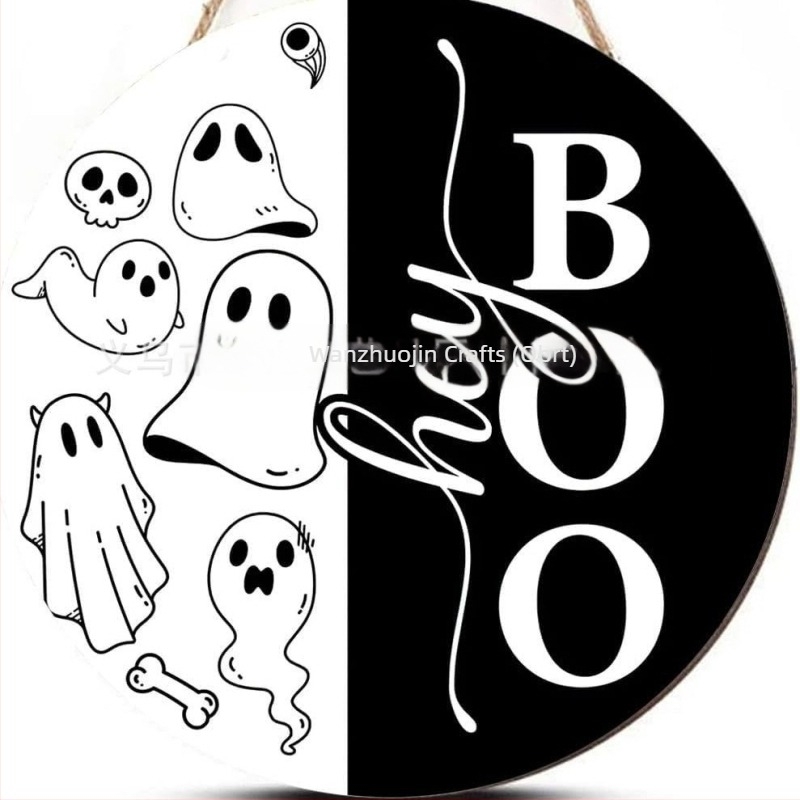 Drveni natpis za Halloween s visećom tikvom i ukrasom duha i lubanje