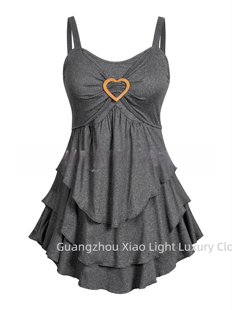 Bez rukava T-shirt s slojevitim donjim rubom nalik torti i ukrasom srca, mješavina poliester-spandeks, 90–95% poliester, jesen 2024, osvježavajući gradski stil