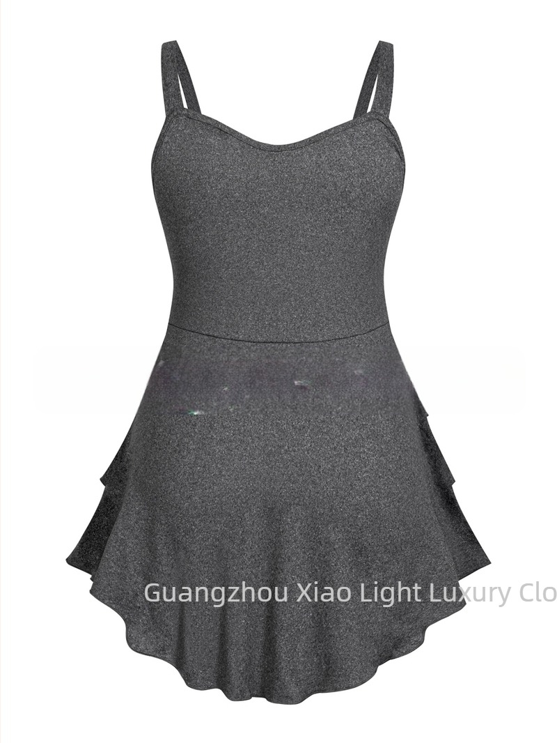 Bez rukava T-shirt s slojevitim donjim rubom nalik torti i ukrasom srca, mješavina poliester-spandeks, 90–95% poliester, jesen 2024, osvježavajući gradski stil