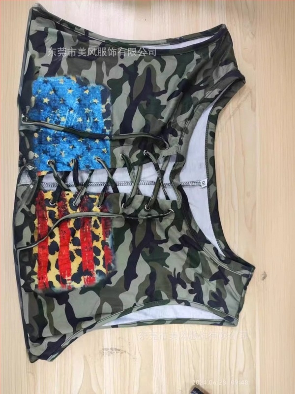 Kamuflirani bezrukavni top s dubokim V-izrezom, labav kroj, tkanina od imitacije pamuka–poliestera (70-80% poliestera), ljeto 2024