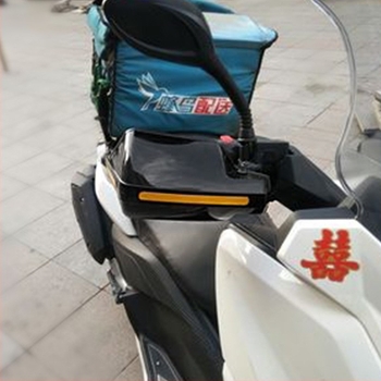 Veći vjetrobran i zaštita ruku za motocikl