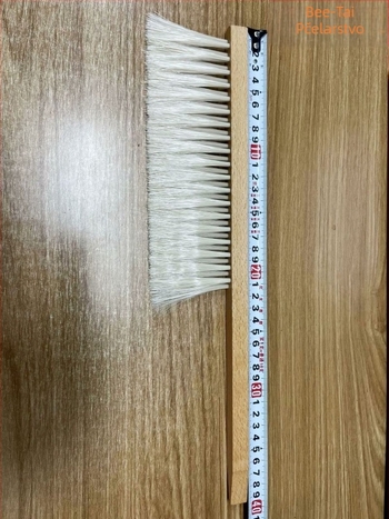 Dvoredna četka za pčelarstvo s plastičnim vlaknima i drvenom drškom