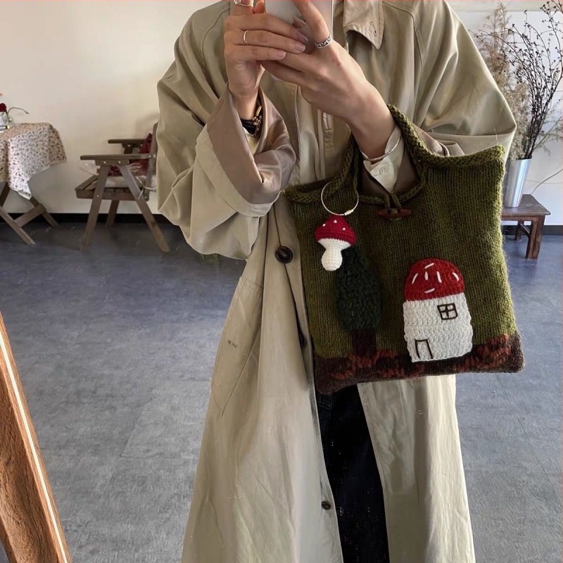 Tote torba, ručno pletena vunena, motiv kuće gljive u šumi, street-trend stil, otvoren vrh