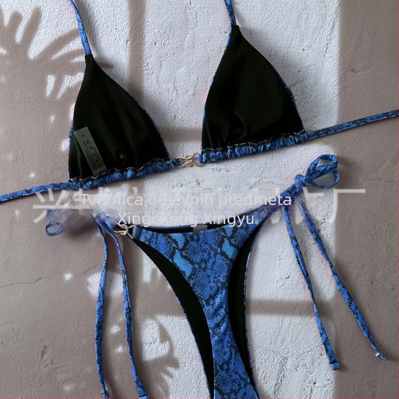 Dvodijelni bikini s uzorkom zmijske kože, halter vrat, seksi otvoreni leđa; tkanina: 82% polyester, 18% elastan; podstava: 18% spandeks