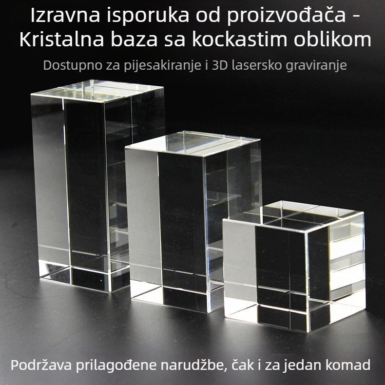 Kristalni trofej s geometrijskim elementima: dijelovi u obliku kocke i cilindara, moderan jednostavan stil, gravirano logo na bazi