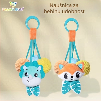 Plišana viseća igračka sa zvonom i zvukom, crtani lik životinje, za kolijevku, kolica ili autosjedalicu; potiče rani senzorni i motorni razvoj (vid, hvatanje, sluh) te interakciju roditelj-dijete.
